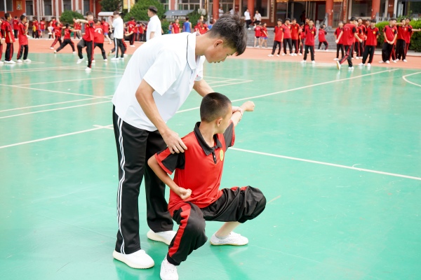 嵩山少林封闭武术学校的教练打人吗？