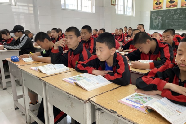 军事化管理的封闭中学一年需要多少学费