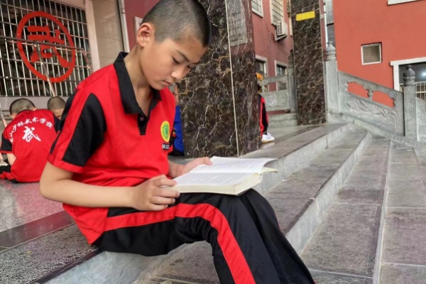 孩子几岁去封闭学校上学比较合适？