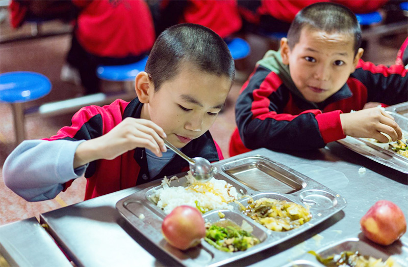 学生餐厅午餐